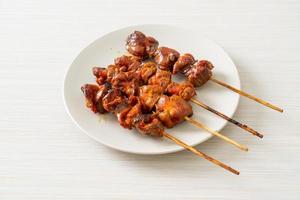 Lo yakitori allo spiedo di ventriglio di pollo alla griglia serve in stile izakaya foto