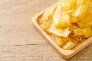 chips di banana - banana affettata fritta o al forno foto