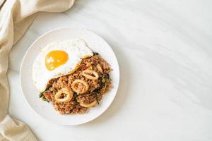 riso fritto con calamari e uovo fritto condito con basilico in stile tailandese