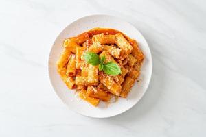 rigatoni al sugo di pomodoro e formaggio foto