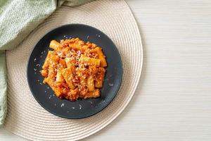 rigatoni alla bolognese con formaggio foto