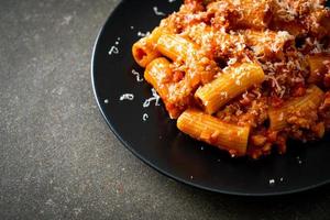 rigatoni alla bolognese con formaggio foto