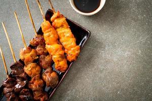 grigliata di pollo giapponese o yakitori serviti in stile izakaya foto