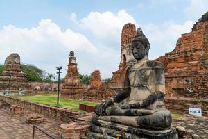 wat mahathat tempio nel distretto del parco storico di sukhothai, un sito del patrimonio mondiale dell'unesco in tailandia foto
