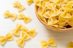 pasta secca di farfalle crude in una ciotola foto