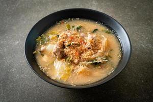 zuppa di sukiyaki con maiale in stile thai foto