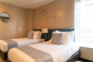 sfocatura astratta bella camera da letto di un hotel di lusso foto