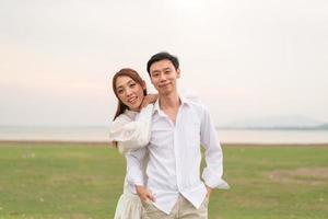 felice giovane coppia asiatica in abiti da sposa e sposo foto