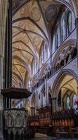 salisbury, wiltshire, regno unito, 2017. vista interna della cattedrale di salisbury foto