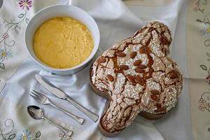 colomba di pasqua. torta di colomba con crema pasticciera italiana, crema pasticcera, in una ciotola. dolce pasquale tradizionale in italia. foto