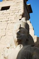 statua del faraone all'ingresso principale del tempio di luxor. Egitto foto