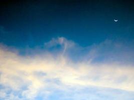 falce di luna e nuvole nel cielo foto
