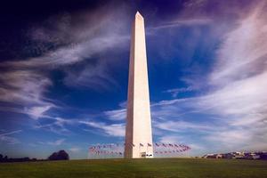 monumento a Washington e bandiere americane