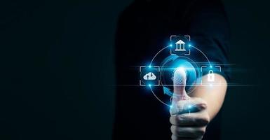 sicurezza della tecnologia futura e della cibernetica su Internet, la scansione delle dita consente l'accesso alla sicurezza e all'identificazione di aziende di big data, banche e computer cloud. foto