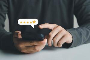 l'utente dà una valutazione all'esperienza del servizio sull'applicazione online, il concetto di sondaggio di feedback sulla soddisfazione delle recensioni dei clienti, il cliente può valutare la qualità del servizio che porta alla classifica della reputazione dell'azienda.