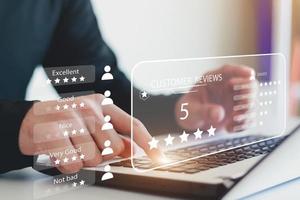 l'utente dà una valutazione all'esperienza del servizio sull'applicazione online, il concetto di sondaggio di feedback sulla soddisfazione delle recensioni dei clienti, il cliente può valutare la qualità del servizio che porta alla classifica della reputazione dell'azienda. foto