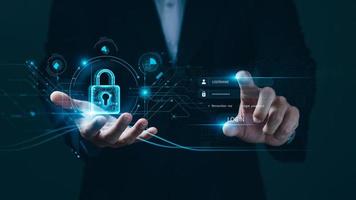 protezione dei dati di sicurezza informatica. l'uomo d'affari che tiene il lucchetto protegge le connessioni di rete informatica finanziaria e virtuale dell'azienda. sviluppo di innovazioni tecnologiche intelligenti da attacchi digitali. foto