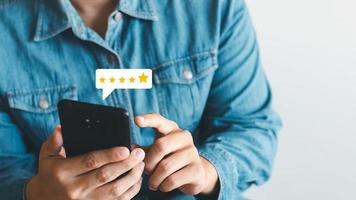 l'utente dà una valutazione all'esperienza del servizio sull'applicazione online, il concetto di sondaggio di feedback sulla soddisfazione delle recensioni dei clienti, il cliente può valutare la qualità del servizio che porta alla classifica della reputazione dell'azienda. foto