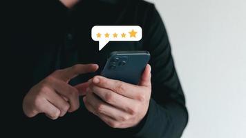 l'utente dà una valutazione all'esperienza del servizio sull'applicazione online, il concetto di sondaggio di feedback sulla soddisfazione delle recensioni dei clienti, il cliente può valutare la qualità del servizio che porta alla classifica della reputazione dell'azienda. foto