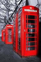 cabine telefoniche rosse su bianco e nero foto