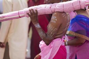 devoto tamil durante una processione religiosa foto