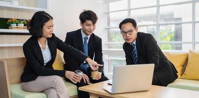 gruppo di uomini d'affari che si incontrano nella stanza dell'ufficio foto