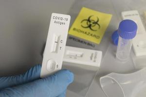test rapido covid-19 eseguito in laboratorio ospedaliero con background di test virali foto