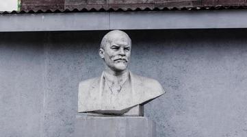 minsk, bielorussia, maggio 2022 - busto di lenin in città foto