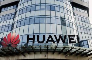 minsk, bielorussia, maggio 2022 - logo huawei su un edificio foto