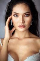 headshot ritratto di giovane donna asiatica ragazza sexy utilizzando come sfondo cosmetici donna trucco moda persone modello