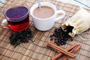 caffè caldo con tè caldo e chicchi di caffè, foglie di tè foto