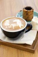 latte caldo con i biscotti su un tavolo di legno foto