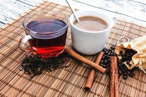 caffè caldo con tè caldo e chicchi di caffè, foglie di tè foto