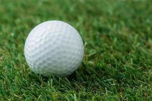 pallina da golf sul campo verde foto