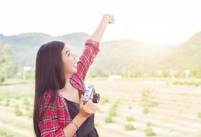 fotografo di giovane donna hipster in possesso di una macchina fotografica d'epoca. foto