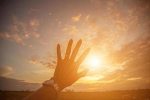 forma delle mani per il sole. foto