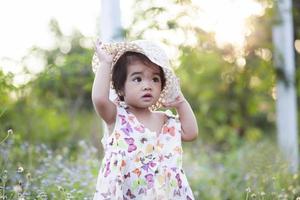 ragazza carina che sorride brillantemente al sole al tramonto foto