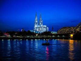 hdr cattedrale di san pietro e ponte hohenzollern sul fiume Reno foto