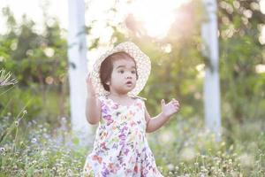 ragazza carina che sorride brillantemente al sole al tramonto foto