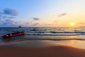 banana boat e rimorchiatore al tramonto foto