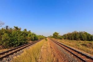 binari ferroviari con cielo blu la sera foto