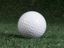 pallina da golf sul verde
