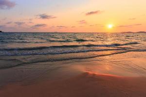 tramonto alla spiaggia di laem mae phim, tailandia foto
