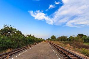 binari ferroviari con cielo blu la sera foto