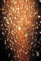 foto dettagliata di fuochi d'artificio su sfondo nero con movimenti artistici della fotocamera