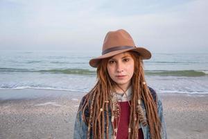 ritratto di giovane donna che cammina sulla spiaggia d'autunno foto