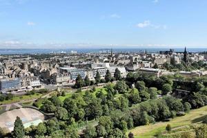 una vista di edimburgo in scozia foto