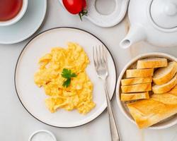 uova strapazzate, frittata. colazione con uova in padella foto