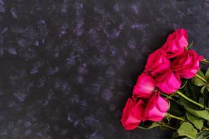 bouquet di rose rosa su sfondo scuro. vista dall'alto foto