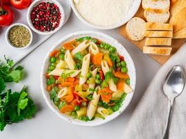 zuppa di verdure, piatto vegetariano primaverile luminoso. foto